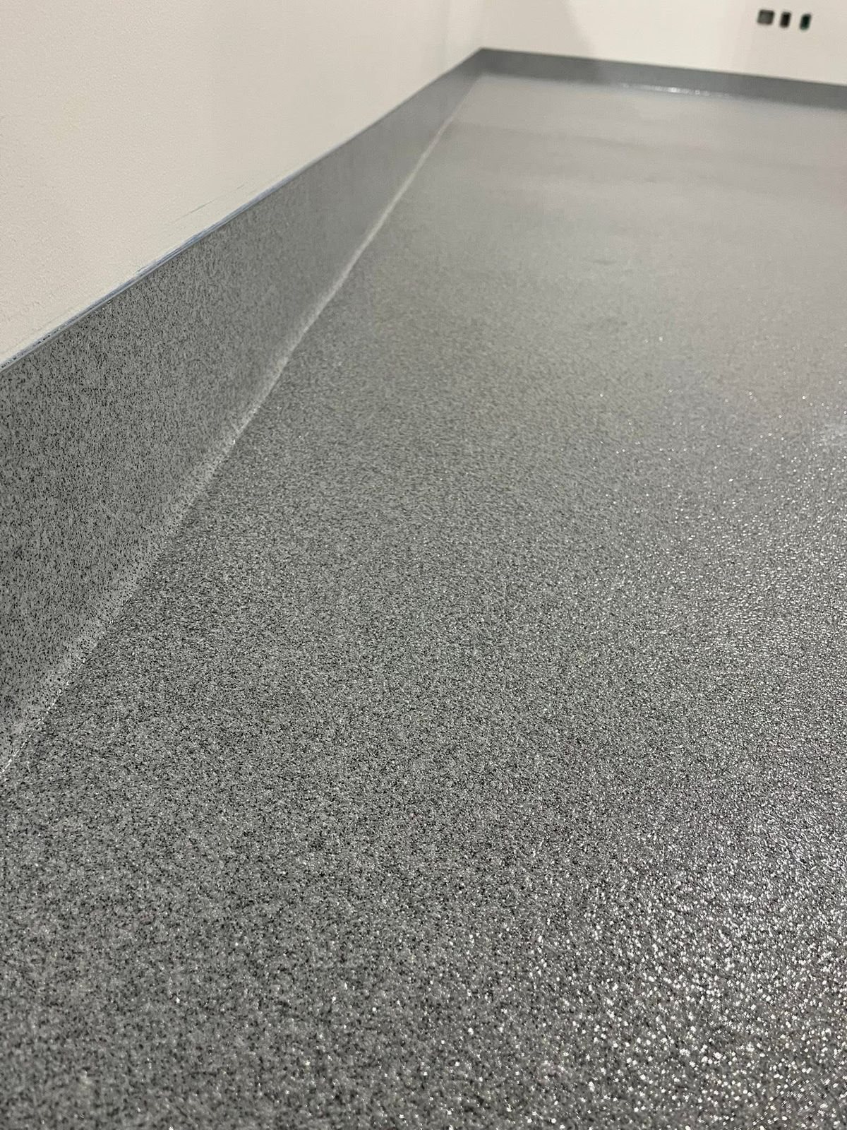 Broadcast flake epoxy floor by Glosstek
